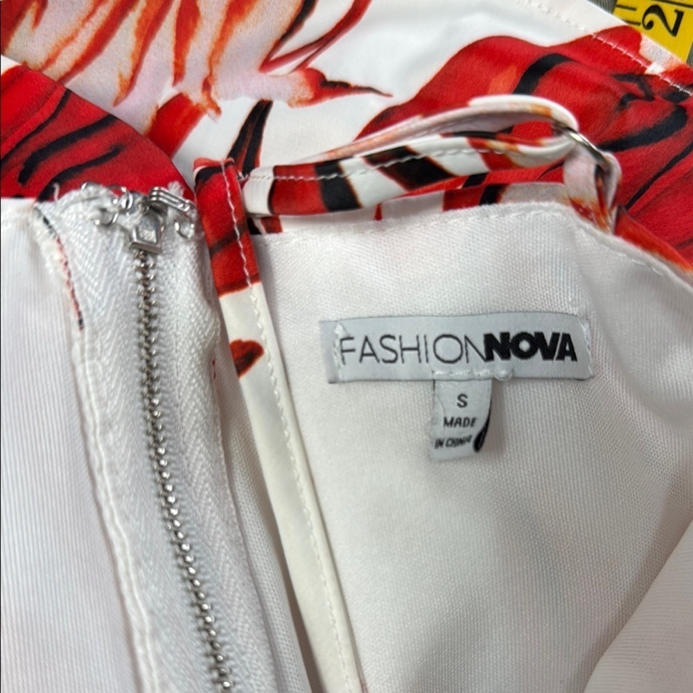 Fashion Nova.   Red and White Floral Set - Picture 8 of 10